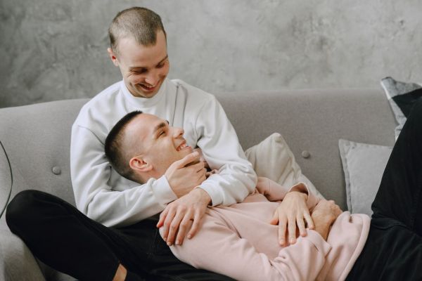 Comment aborder l'homosexualité et l'homophobie avec vos enfants : Guide essentiel pour parents et éducateurs