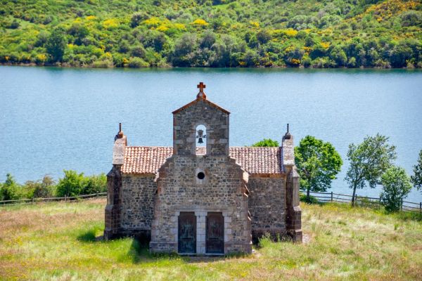 Techniques révolutionnaires pour restaurer les fresques anciennes des églises rurales : défis et solutions